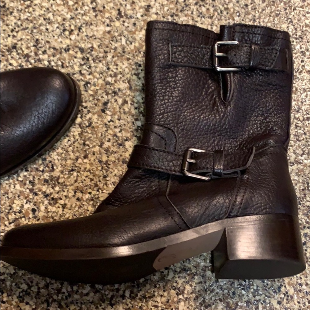 Beautiful new brown leather boots